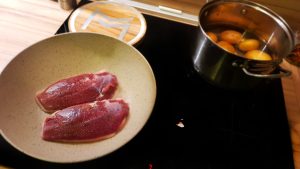 Kačacie prsia na panvici, zemiaky v hrnci - príprava receptu chrumkavé kačacie prsia s omáčkou z redukcie červeného vína a pomaranča