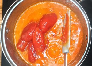 Paradajková polievka s lúpanými paradajkami